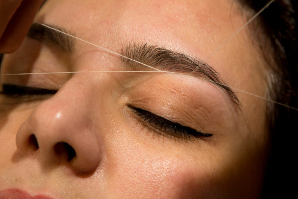 épilation des sourcils au fil